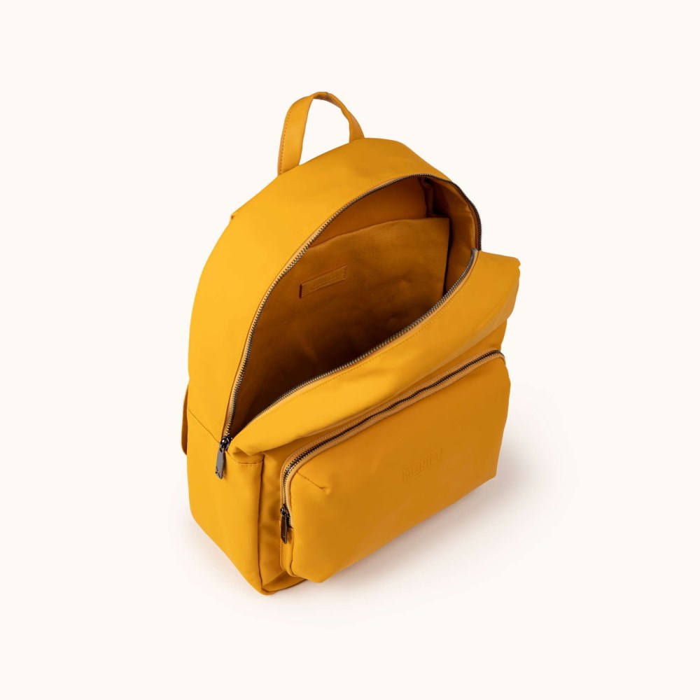 PEAK RECYCLED FW25 BACKPACK C/MOUSTARD - AMARILLO