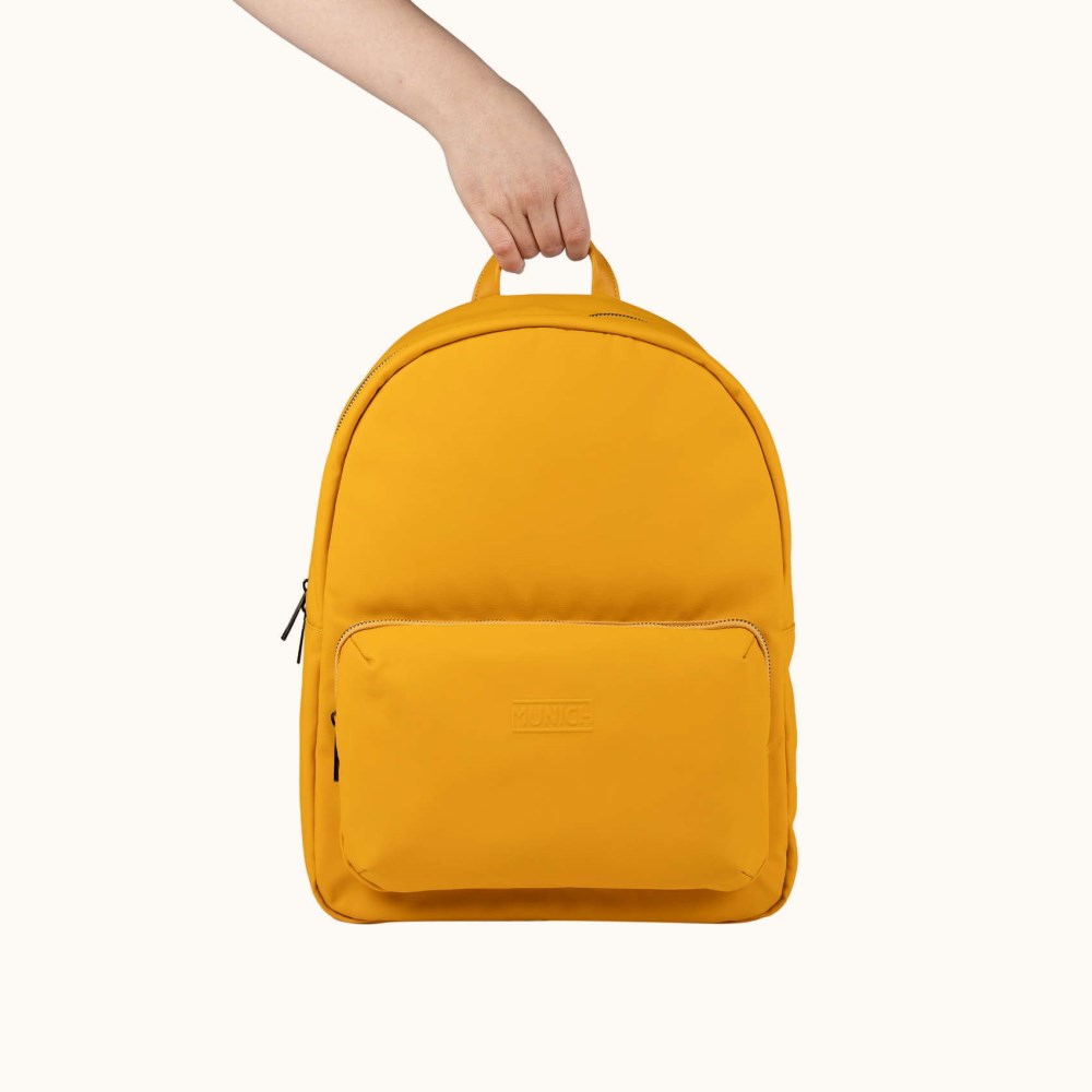 PEAK RECYCLED FW25 BACKPACK C/MOUSTARD - AMARILLO