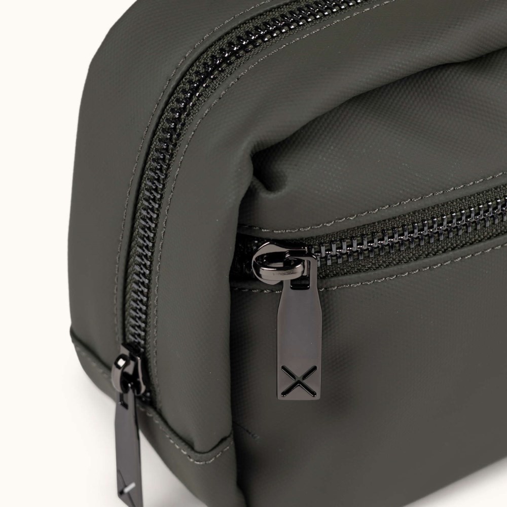 PEAK RECYCLED FW25 TOILETRY C/KHAKI - VERDE