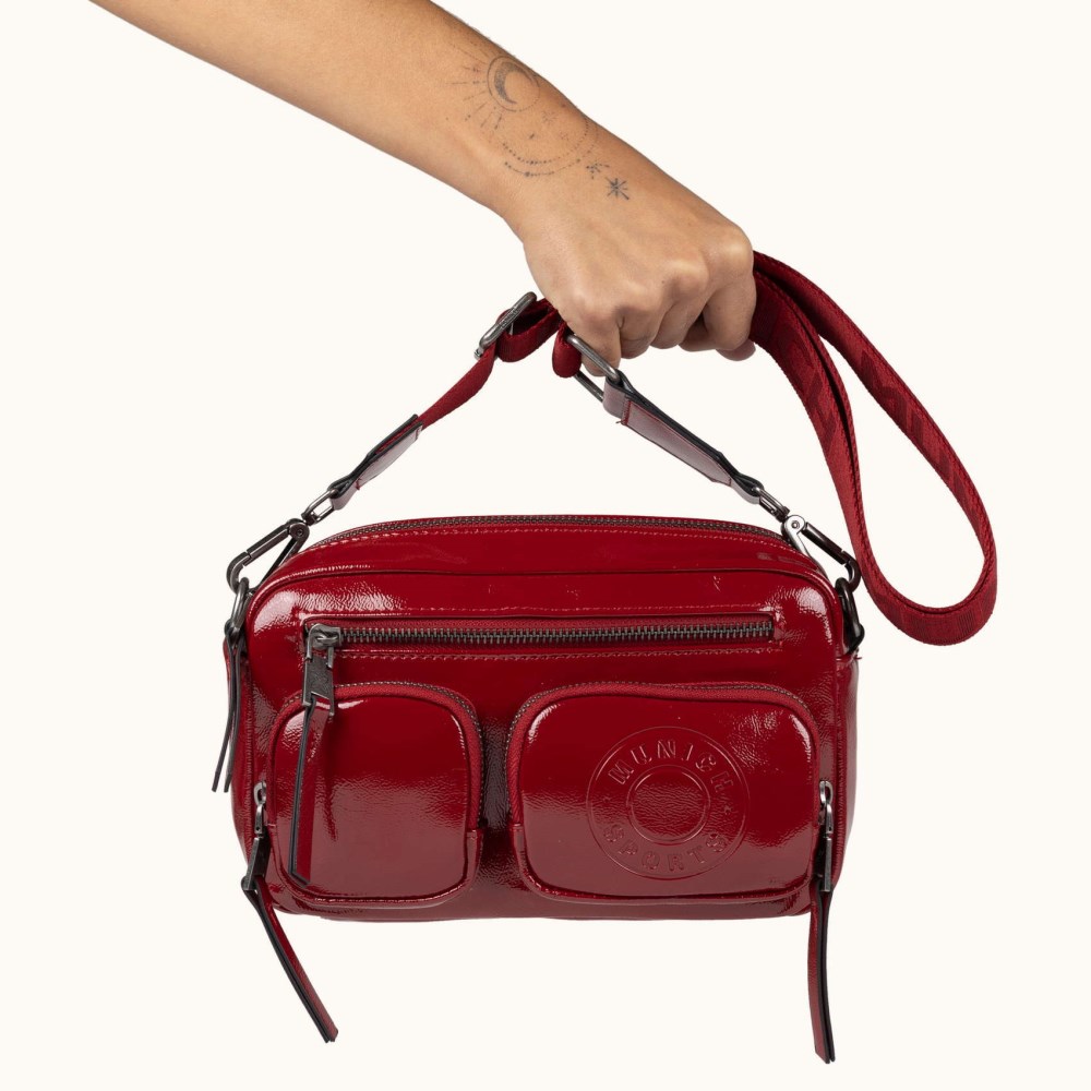 MH FW25 CROSSBODY CAMERA C/RED - ROJO